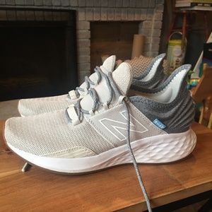 New Balance Fresh Foam ROAV Women's sz 9.5 running shoe moonbeam and aluminum